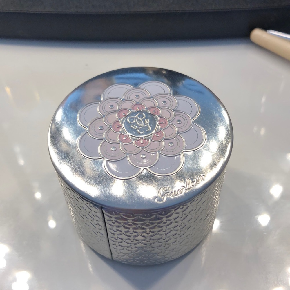 Guerlain meteorites - light revealing pearls